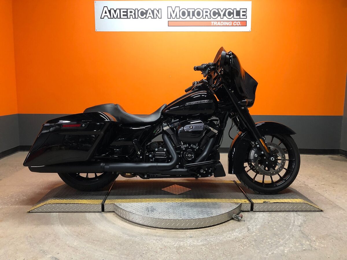 2018 Harley-Davidson Street Glide Milwaukee-Eight motorcycle